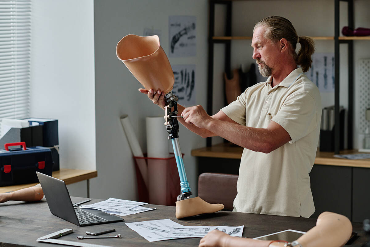 craftsman building above knee leg prosthetics
